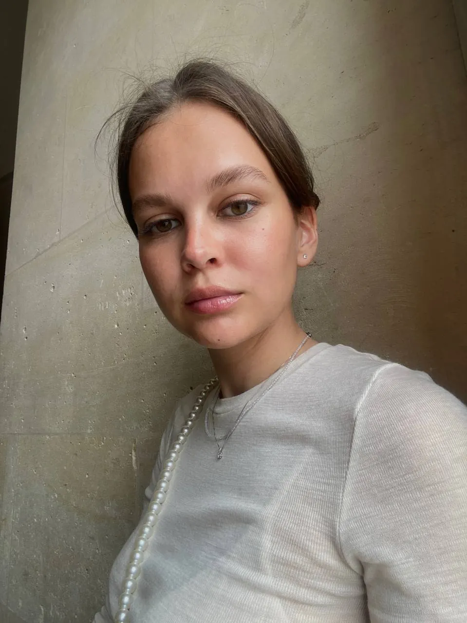 Серафима Орлова у бетонной стены